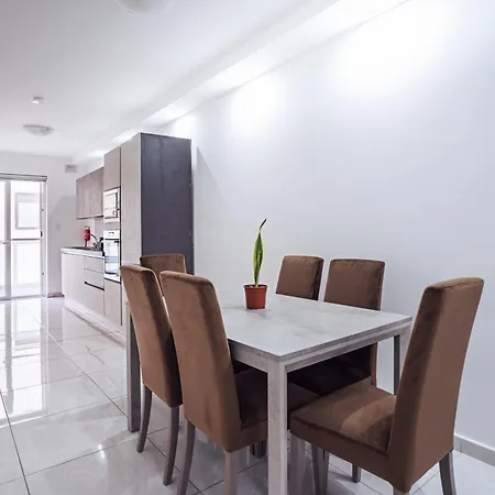 Modern 2 Bedroom With Balcony - Xemx Apartman