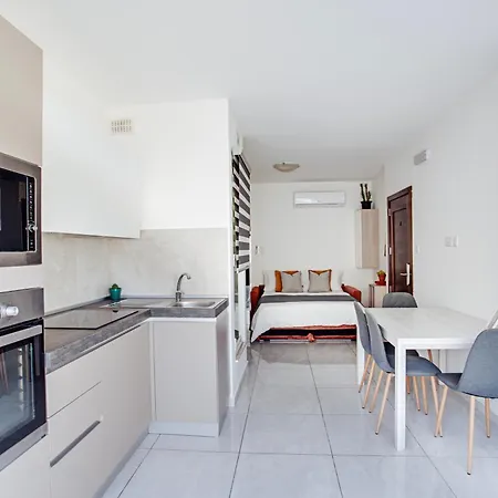 Modern 2 Bedroom With Balcony - Xemx Apartman