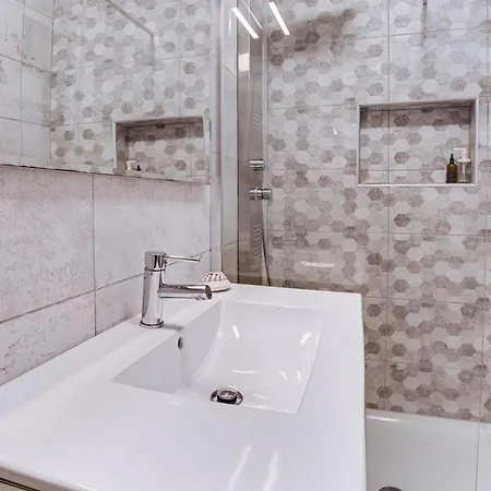 Modern 2 Bedroom With Balcony - Xemx