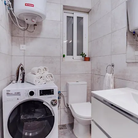 Modern 2 Bedroom With Balcony - Xemx *