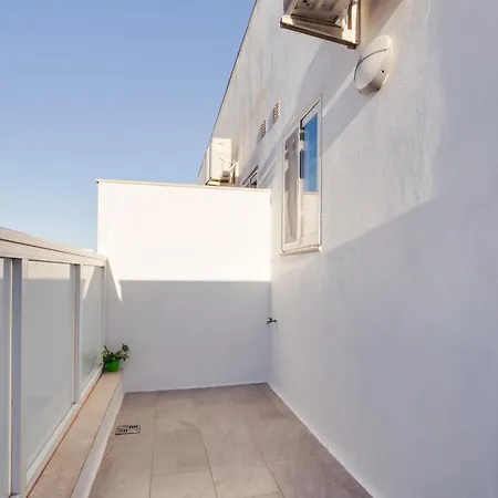 Modern 2 Bedroom With Balcony - Xemx