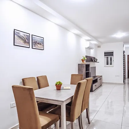 Modern 2 Bedroom With Balcony - Xemx Apartman *